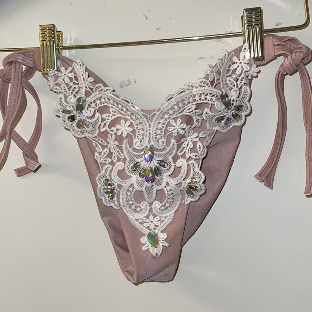 Bikini - Picture 2 of 13